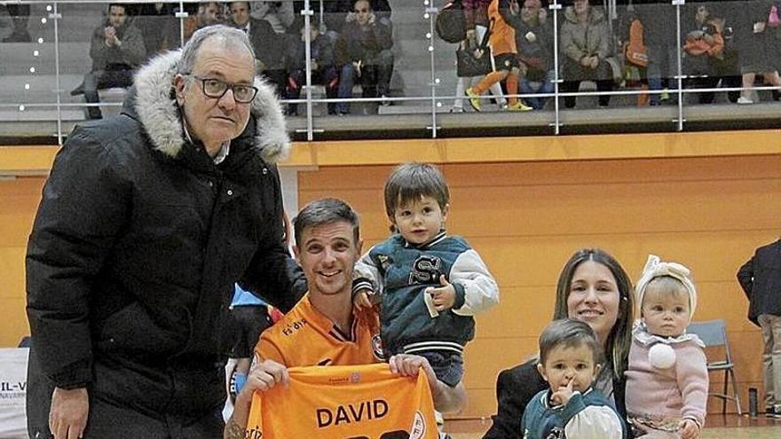 El capitán David, homenajeado por sus 300 partidos con el equipo.