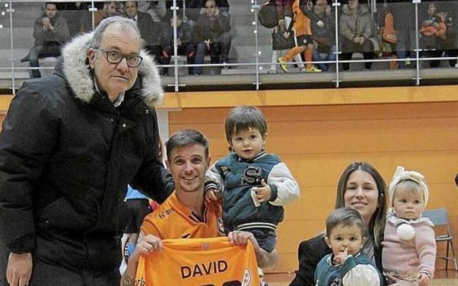 El capitán David, homenajeado por sus 300 partidos con el equipo.