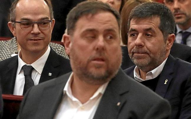 Junqueras, en primer plano, junto a Turull y S&agrave;nchez durante el juicio por el 1-O. | FOTO: EFE