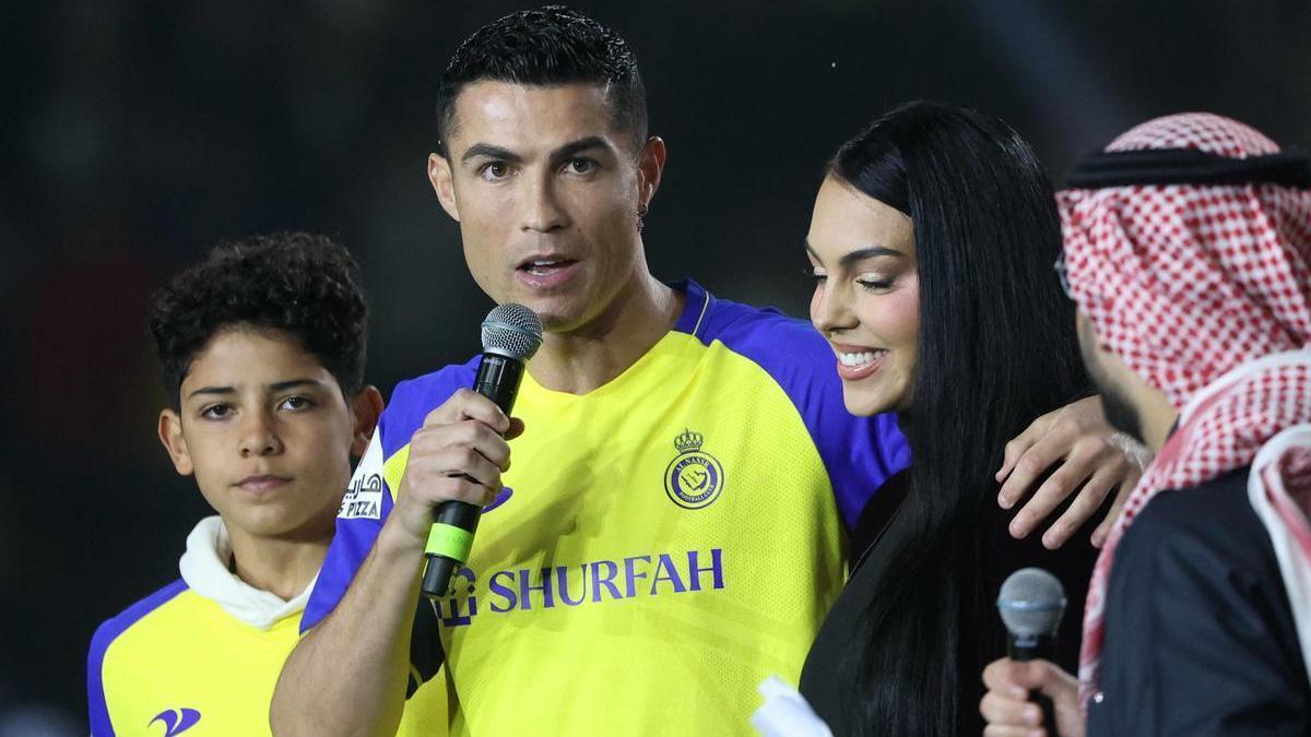 Cristiano Ronaldo y Georgina duranta la presentación del portugués en Riad.