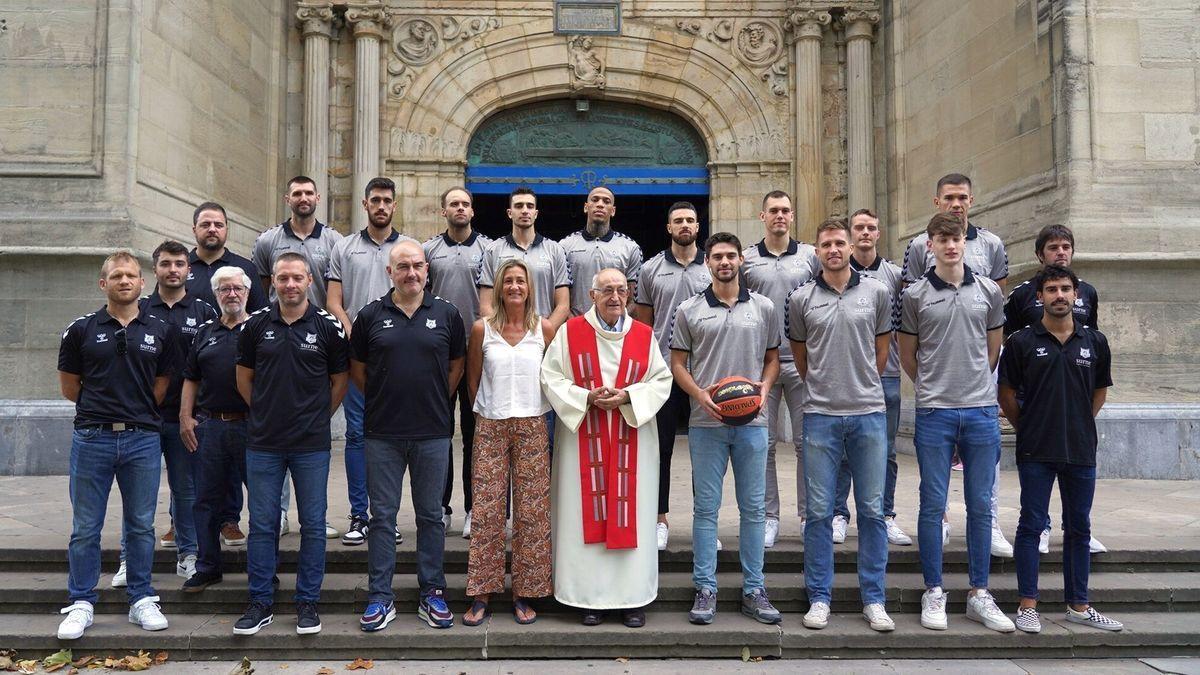 El Surne Bilbao Basket visita la Basílica de Begoña