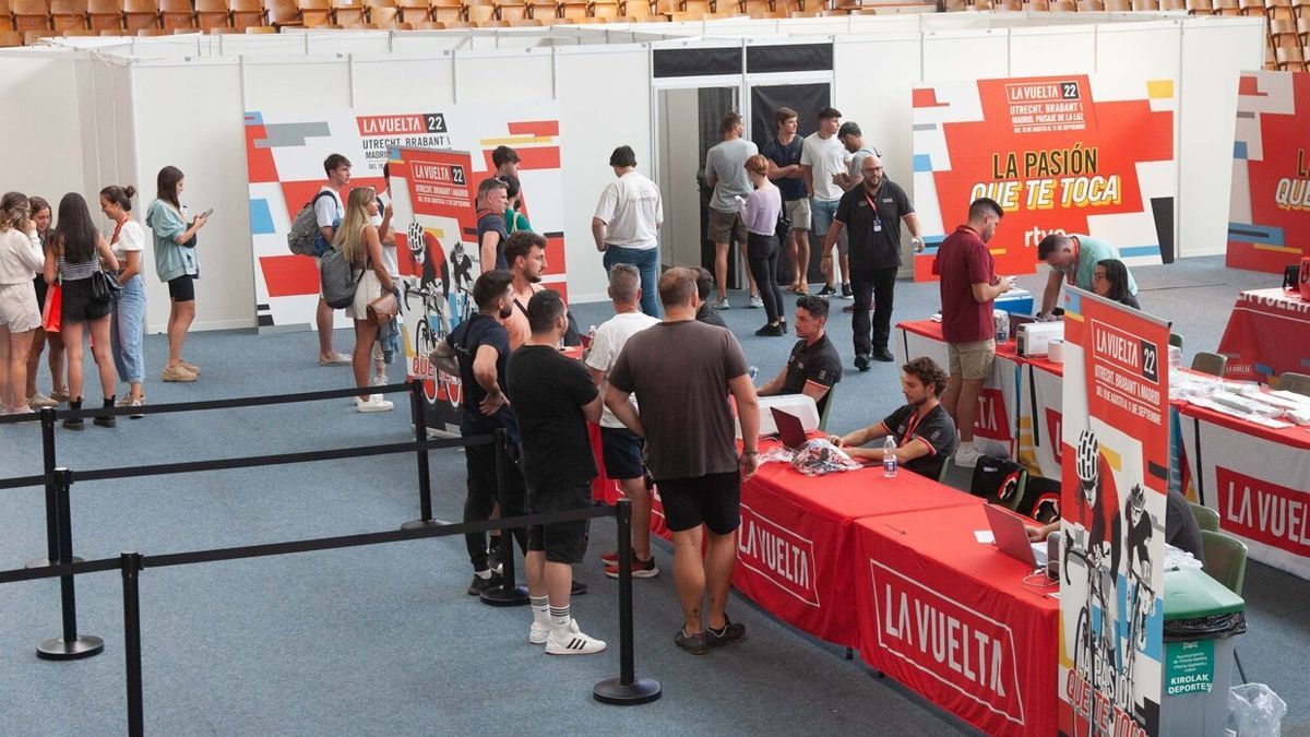 Operarios trabajan en Mendizorroza para tener todo listo para la llegada de la Vuelta a Gasteiz