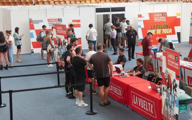 Operarios trabajan en Mendizorroza para tener todo listo para la llegada de la Vuelta a Gasteiz