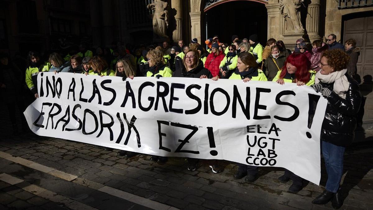 Concentración convocada por el comité de Dornier, este martes a las puertas del Ayuntamiento de Pamplona.