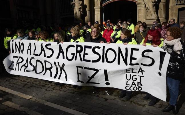 Concentración convocada por el comité de Dornier, este martes a las puertas del Ayuntamiento de Pamplona.