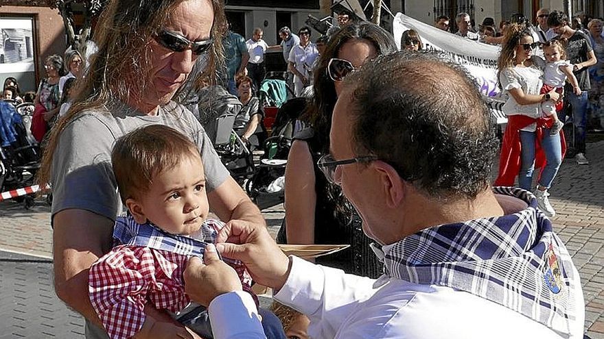 Imposición de un pañuelo de cuadros a un txiki.