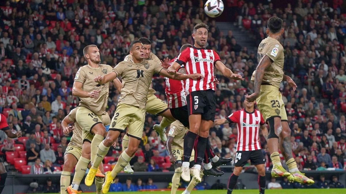 Yeray Álvarez trata de cabecear un balón en un acción a balón parado en el encuentro del pasado viernes ante el Almería.