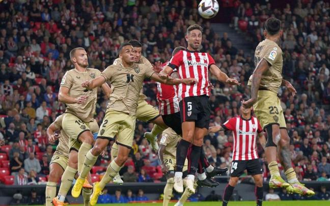 Yeray Álvarez trata de cabecear un balón en un acción a balón parado en el encuentro del pasado viernes ante el Almería. Yeray Álvarez trata de cabecear un balón en un acción a balón parado en el encuentro del pasado viernes ante el Almería.