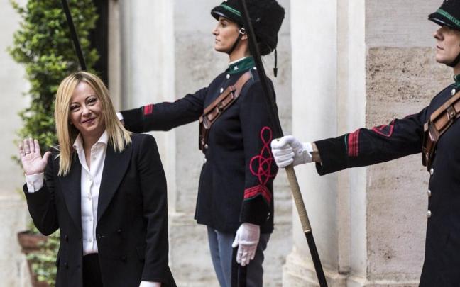 Giorgia Meloni completa la ceremonia de traspaso de poderes como primera ministra italiana. Giorgia Meloni completa la ceremonia de traspaso de poderes como primera ministra italiana.