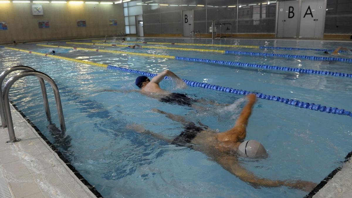 Personas nadando en la piscina del centro cívico Aldabe