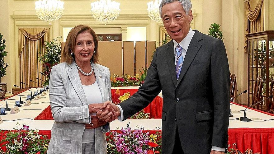 Nancy Pelosi saluda al primer ministro de Singapur, Lee Hsien Loong.