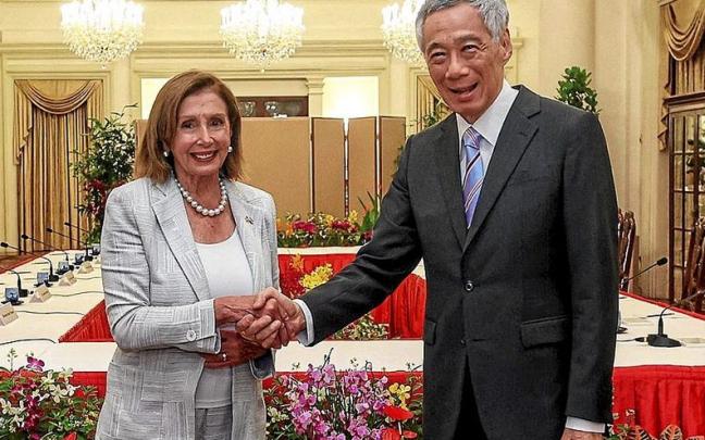 Nancy Pelosi saluda al primer ministro de Singapur, Lee Hsien Loong.