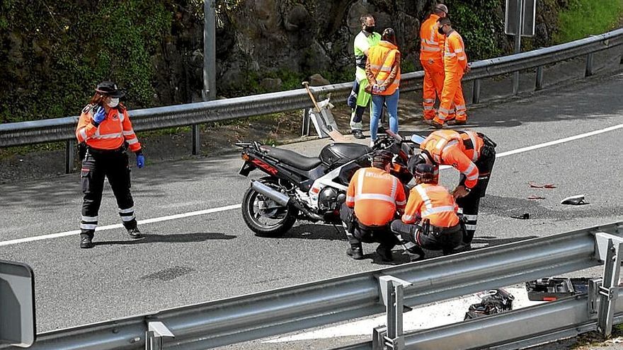 Agentes de la Ertzaintza observan el lugar donde se accidentó una motocicleta.