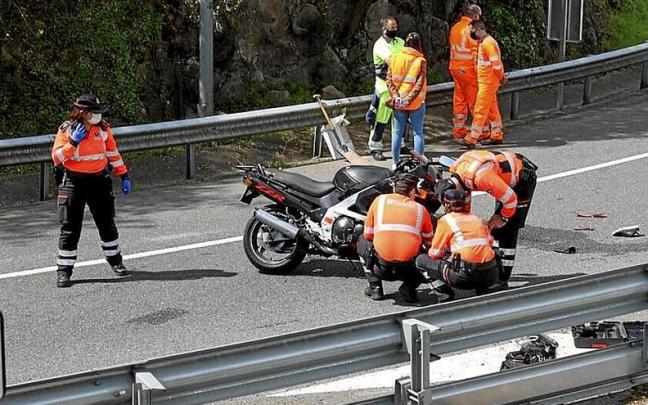Agentes de la Ertzaintza observan el lugar donde se accidentó una motocicleta. Agentes de la Ertzaintza observan el lugar donde se accidentó una motocicleta.