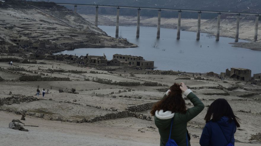 Ciudadanos pasean por las ruinas de la aldea de Aceredo.