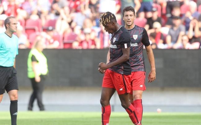Mikel Vesga junto a Nico Williams en el partido del stage en Alemania ante el Mainz 05