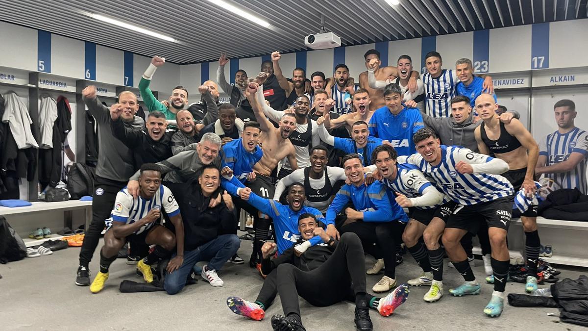 Foto de familia del Alavés en el vestuario tras ganar al Zaragaoza