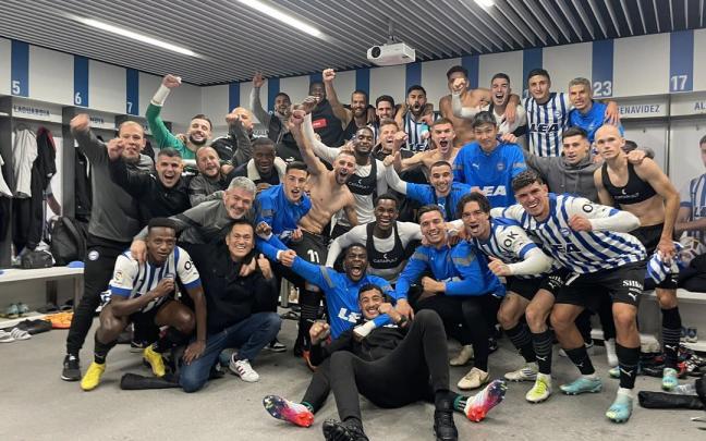 Foto de familia del Alavés en el vestuario tras ganar al Zaragaoza
