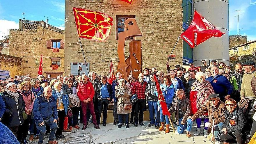 Los asistentes posan con banderas navarras frente a la estatua del mariscal.