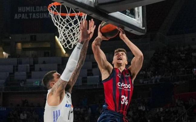 Hommes se dispone a anotar dos puntos ante la defensa de Poirier