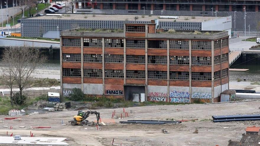 Edificio de la antigua empresa Tarabusi que será demolido para su posterior recontrucción con la misma estética de bloque industrial que caracterizó históricamente la anterior península.