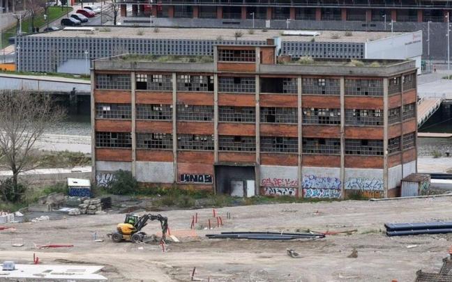 Edificio de la antigua empresa Tarabusi que será demolido para su posterior recontrucción con la misma estética de bloque industrial que caracterizó históricamente la anterior península.