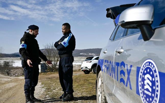 Agentes búlgaros en la frontera con Serbia. Agentes búlgaros en la frontera con Serbia.