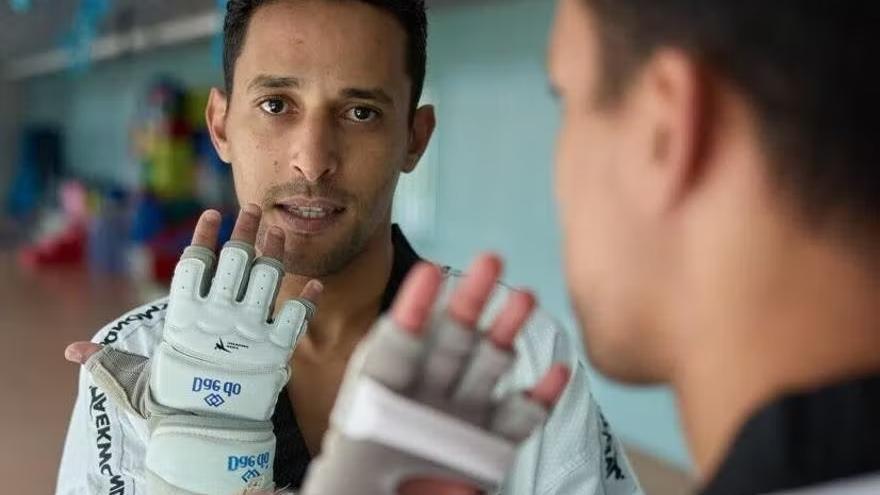 Tras alcanzar varios títulos deportivos y no verse reconocido, en 2018 Anouar emprendió un viaje en patera.