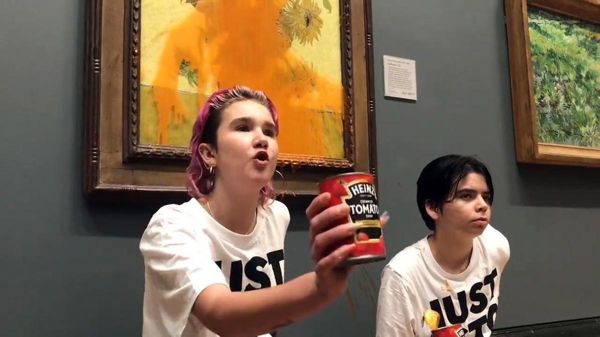 Activistas lanzan sopa de tomate sobre 'Los girasoles' de Van Gogh
