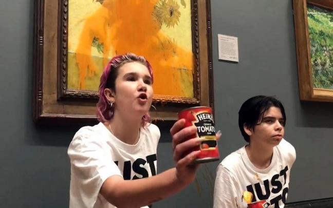 Activistas lanzan sopa de tomate sobre 'Los girasoles' de Van Gogh