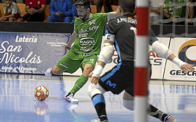 Disparo de Carlos Vento sobre la portería de Jesús Herrero. | FOTO: DIARIO DE NOTICIAS