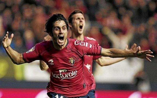 Arribas celebra el gol marcado al Getafe en mayo de 2013. Al fondo, Oier.