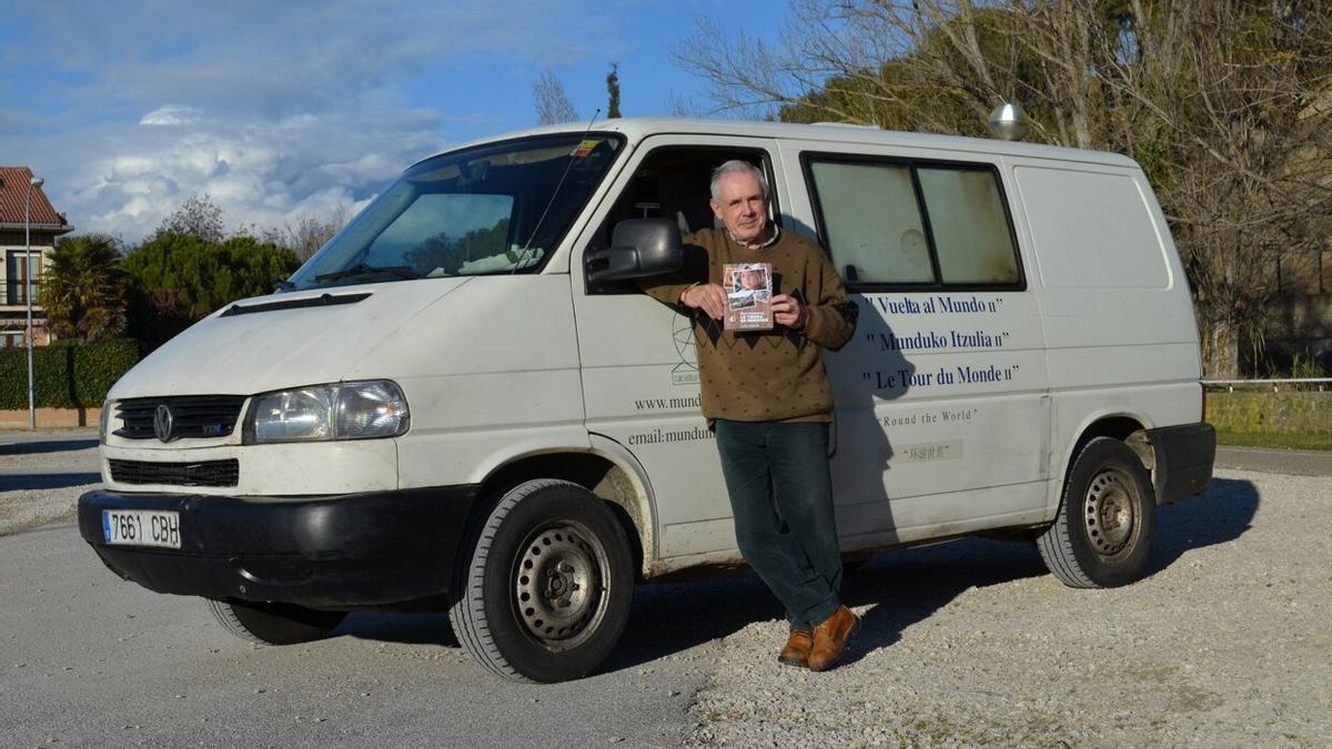 Santacara posa en una imagen de archivo con el libro en el que repasaba su primera vuelta al mundo