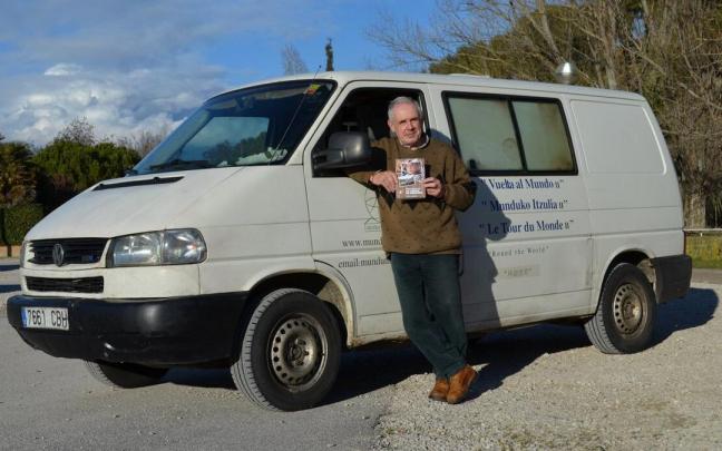 Santacara posa en una imagen de archivo con el libro en el que repasaba su primera vuelta al mundo