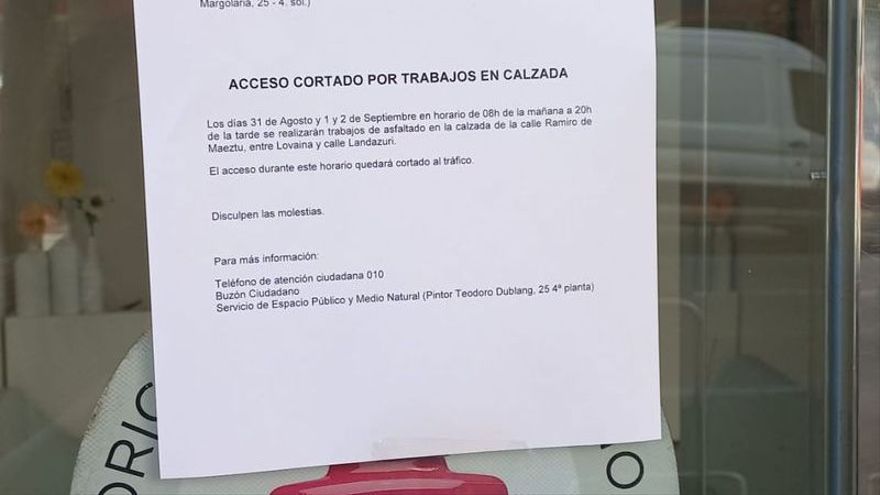 Cartel que informa de las obras de asfaltado