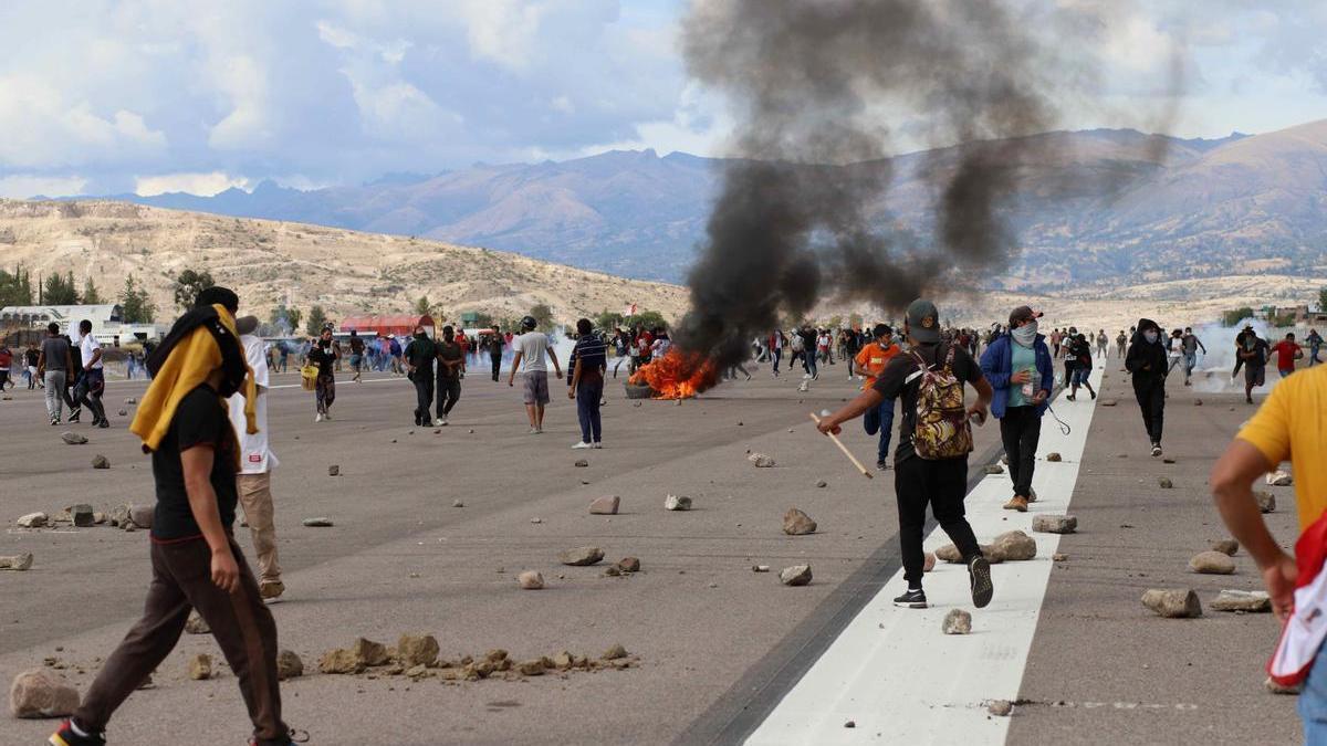 Decenas de personas entran en el aeropuerto de Ayacucho durante lsa protestas.