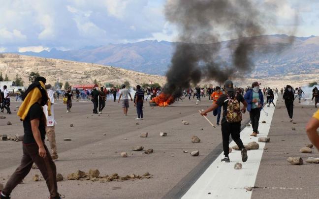 Decenas de personas entran en el aeropuerto de Ayacucho durante lsa protestas.