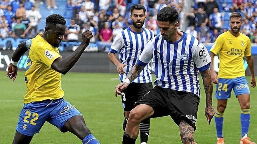 Miguel De la Fuente pelea un balón con Mfulu durante el último Alavés-Las Palmas.