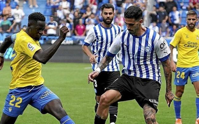 Miguel De la Fuente pelea un balón con Mfulu durante el último Alavés-Las Palmas. Miguel De la Fuente pelea un balón con Mfulu durante el último Alavés-Las Palmas.