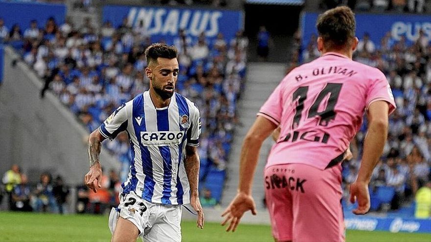 Brais M&eacute;ndez conduce el bal&oacute;n ante Oliv&aacute;n.