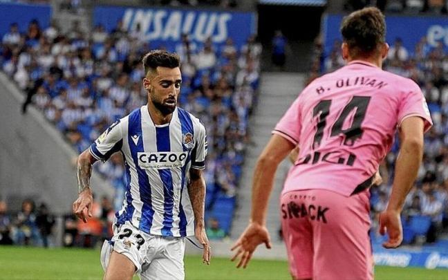 Brais M&eacute;ndez conduce el bal&oacute;n ante Oliv&aacute;n.