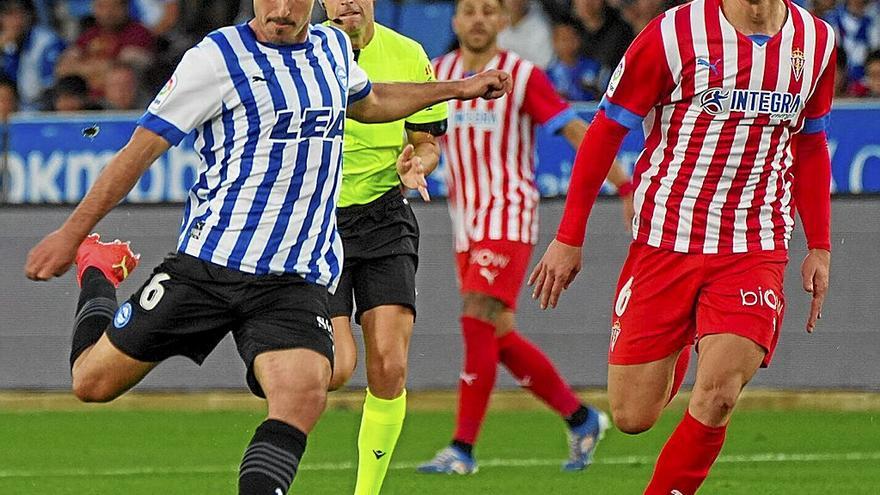 Toni Moya ejecuta un disparo en el último enfrentamiento ante el Sporting. | FOTO: JORGE MUÑOZ