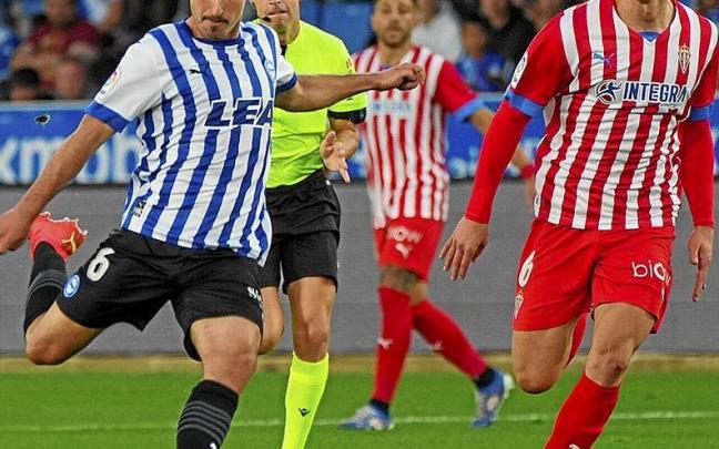 Toni Moya ejecuta un disparo en el último enfrentamiento ante el Sporting. | FOTO: JORGE MUÑOZ