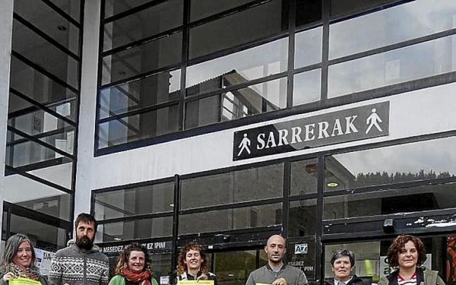 Bergarako Elikadura Mahaiaren ordezkari batzuk aurkezpenean. Bergarako Elikadura Mahaiaren ordezkari batzuk aurkezpenean.