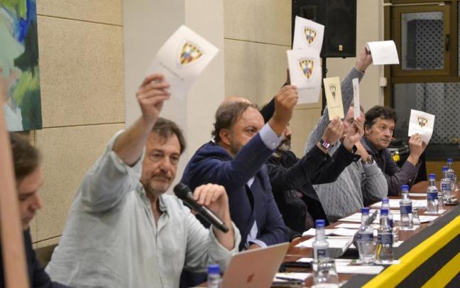 Imagen de la mesa de ponentes durante la Junta General de Accionistas del Barakaldo
