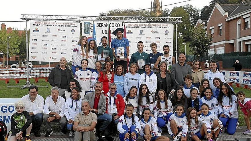 El ganador posó con las autoridades y los atletas del club local.