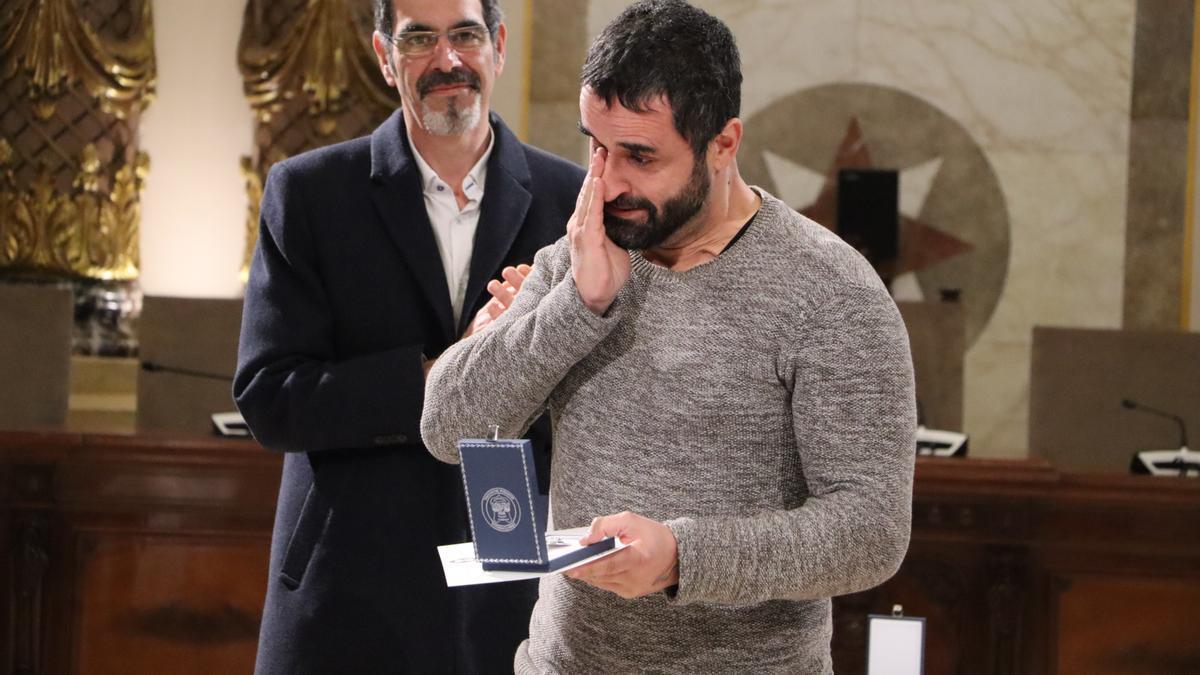 El agente municipal de Zarautz, Juanmi Alvaredo, emocionado tras recibir la Medalla de Plata de la Guardia Municipal de Donostia por frustrar un atraco