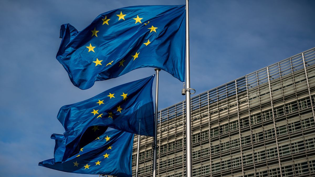 Banderas de Europa frente a la sede de la Comisión Europea en Bruselas (Bélgica).