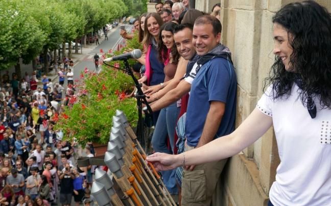 María Goikoetxea, vicepresidenta de la Coral de Etxarri Aranatz, prende la mecha del cohete.
