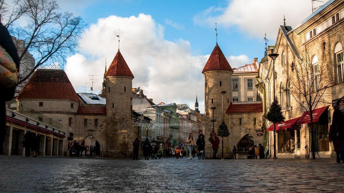 Tall&iacute;n, capital de Estonia.